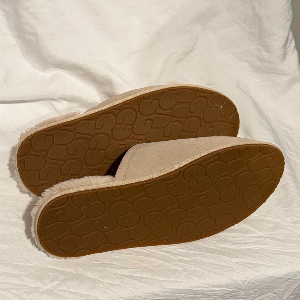 UGG Cozy Cream Slippers with Cream Fleece - Picture 6 of 6